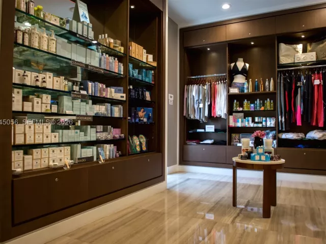 2-bedroom condo for sale in Aventura - 1000 Island Blvd 312 - MondialRealty