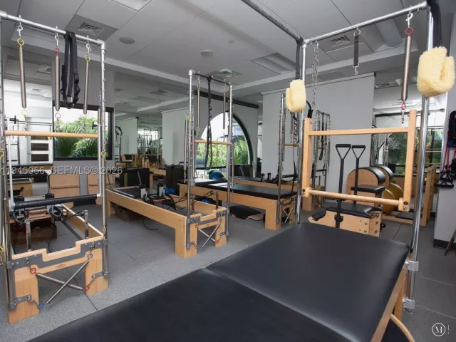 2-bedroom condo for sale in Aventura - 1000 Island Blvd 312 - MondialRealty