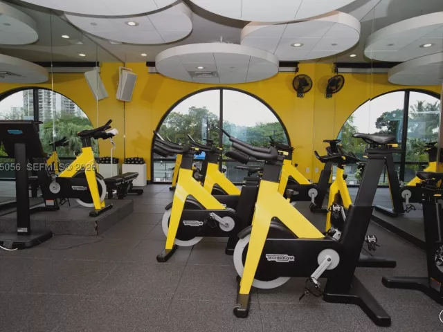 2-bedroom condo for sale in Aventura - 1000 Island Blvd 312 - MondialRealty