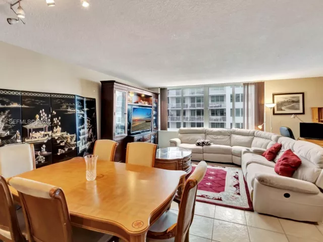2-bedroom condo for sale in Miami Beach - 5401 Collins Ave 340 - MondialRealty