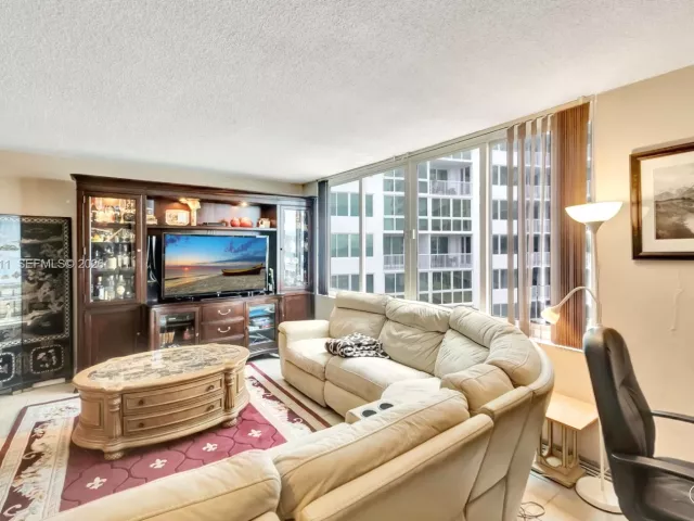 2-bedroom condo for sale in Miami Beach - 5401 Collins Ave 340 - MondialRealty