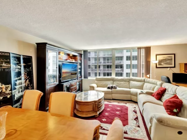 2-bedroom condo for sale in Miami Beach - 5401 Collins Ave 340 - MondialRealty