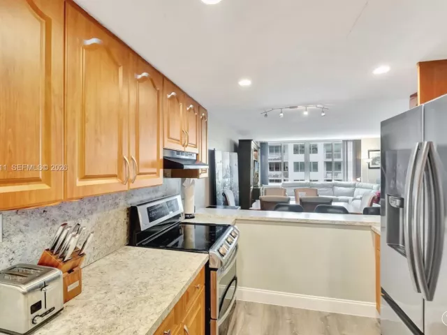 2-bedroom condo for sale in Miami Beach - 5401 Collins Ave 340 - MondialRealty