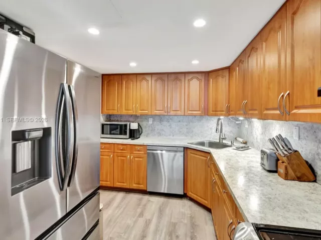 2-bedroom condo for sale in Miami Beach - 5401 Collins Ave 340 - MondialRealty