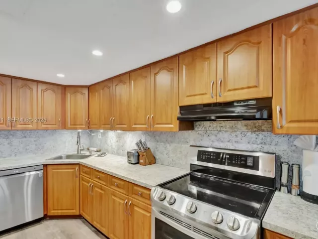 2-bedroom condo for sale in Miami Beach - 5401 Collins Ave 340 - MondialRealty