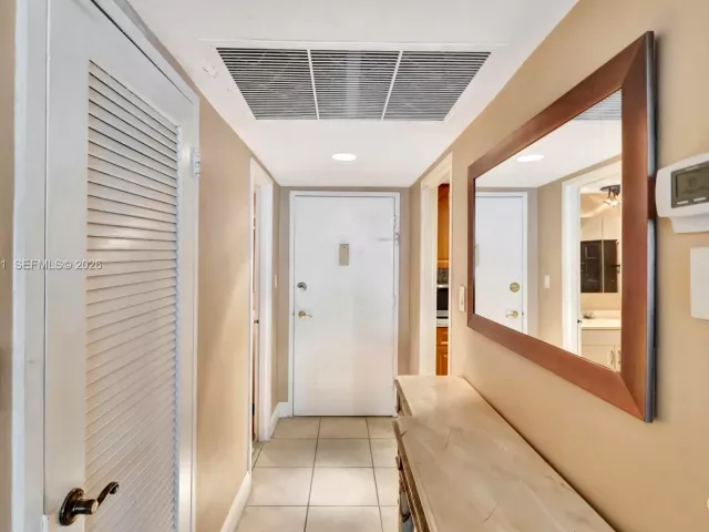 2-bedroom condo for sale in Miami Beach - 5401 Collins Ave 340 - MondialRealty
