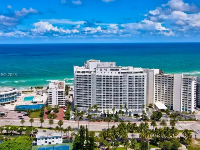 2-bedroom condo for sale in Miami Beach - 5401 Collins Ave 340 - MondialRealty