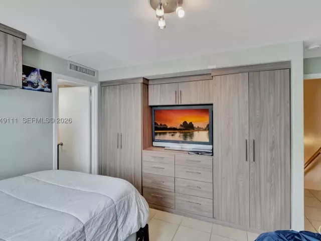 2-bedroom condo for sale in Miami Beach - 5401 Collins Ave 340 - MondialRealty