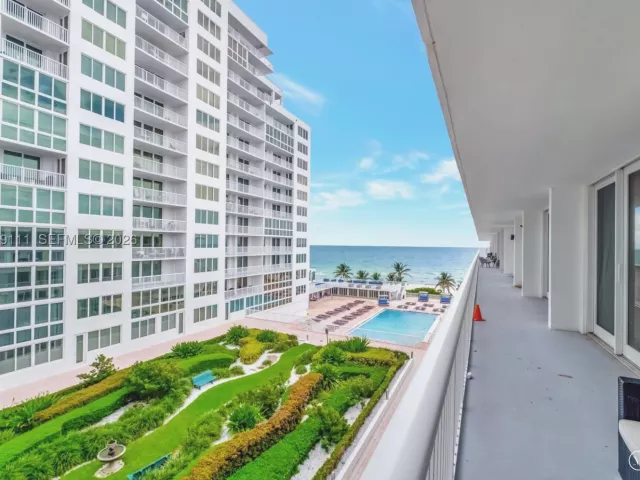 2-bedroom condo for sale in Miami Beach - 5401 Collins Ave 340 - MondialRealty