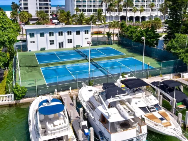2-bedroom condo for sale in Miami Beach - 5401 Collins Ave 340 - MondialRealty