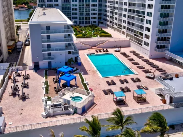 2-bedroom condo for sale in Miami Beach - 5401 Collins Ave 340 - MondialRealty