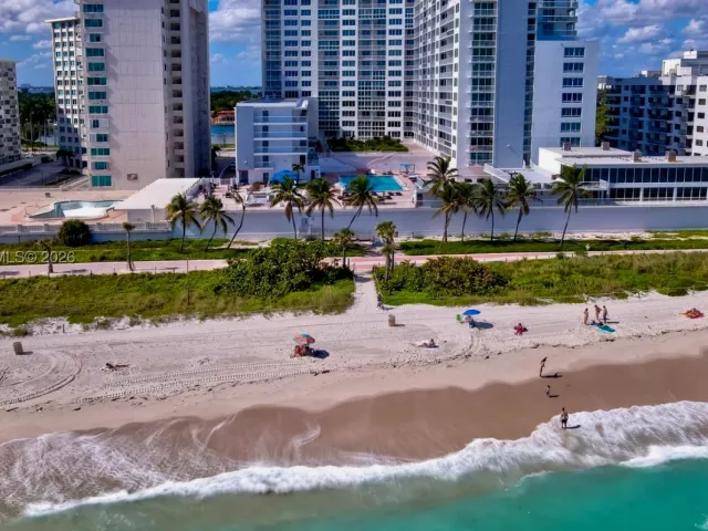 2-bedroom condo for sale in Miami Beach - 5401 Collins Ave 340 - MondialRealty
