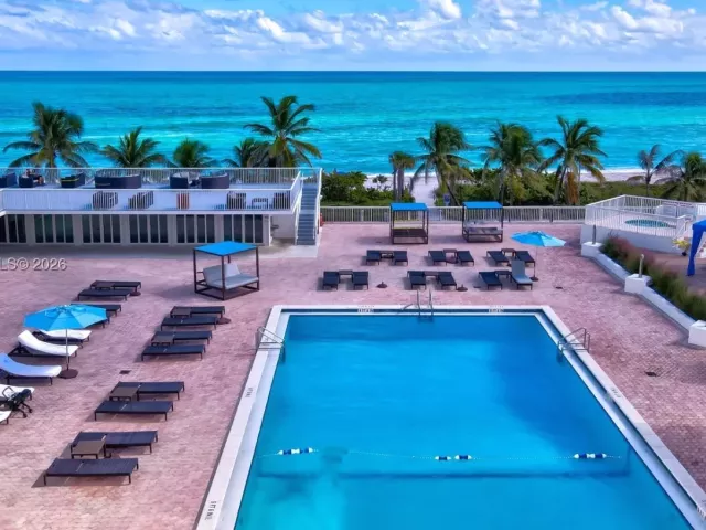 2-bedroom condo for sale in Miami Beach - 5401 Collins Ave 340 - MondialRealty