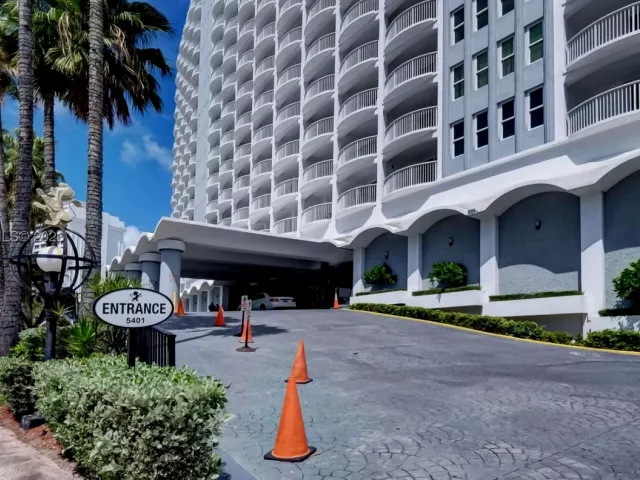 2-bedroom condo for sale in Miami Beach - 5401 Collins Ave 340 - MondialRealty