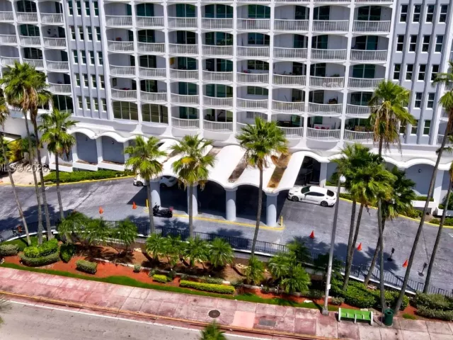 2-bedroom condo for sale in Miami Beach - 5401 Collins Ave 340 - MondialRealty