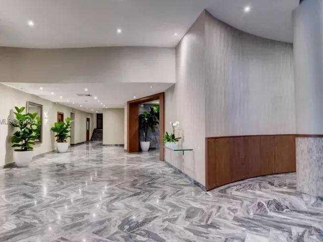 2-bedroom condo for sale in Miami Beach - 5401 Collins Ave 340 - MondialRealty