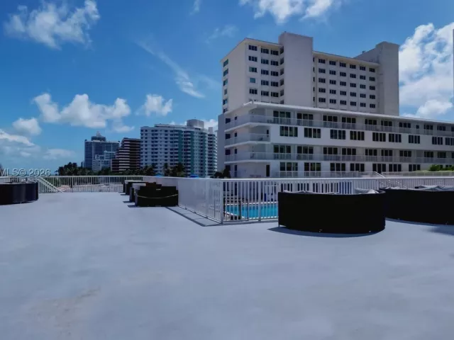 2-bedroom condo for sale in Miami Beach - 5401 Collins Ave 340 - MondialRealty