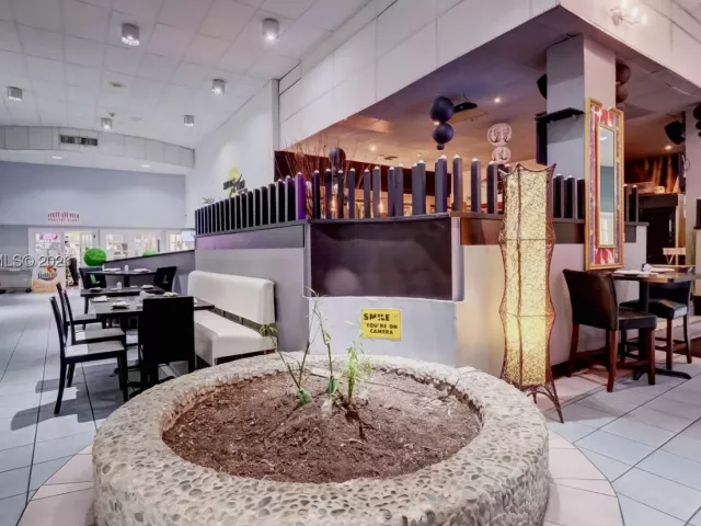 2-bedroom condo for sale in Miami Beach - 5401 Collins Ave 340 - MondialRealty