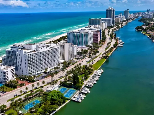 2-bedroom condo for sale in Miami Beach - 5401 Collins Ave 340 - MondialRealty