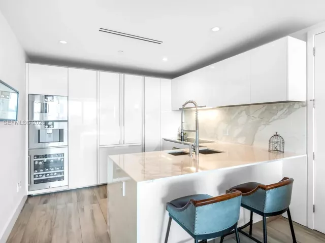 2-bedroom condo for rent in Bal Harbour - 10201 Collins Ave 605 - MondialRealty