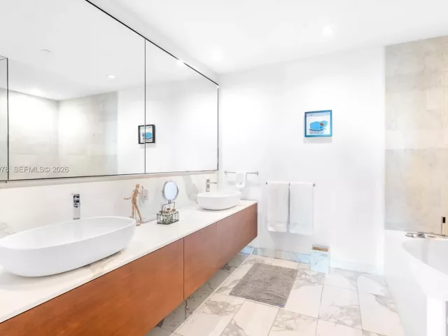 2-bedroom condo for rent in Bal Harbour - 10201 Collins Ave 605 - MondialRealty