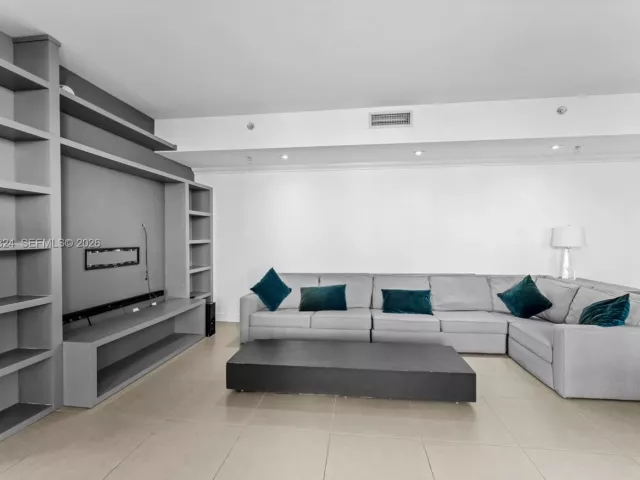 2-bedroom condo for sale in Miami - 185 SW 7th St 603 - MondialRealty