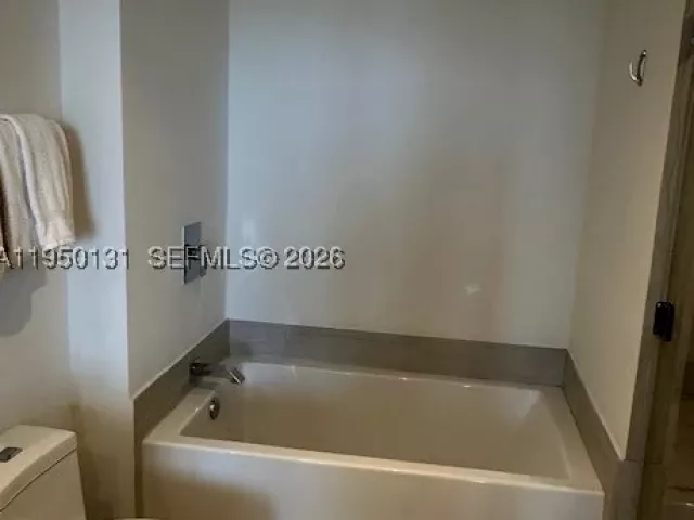 2-bedroom condo for sale in Hollywood - 4010 S Ocean Dr R2702 - MondialRealty