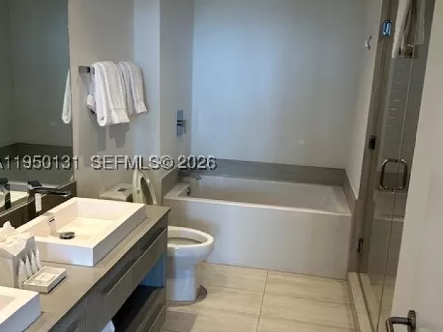2-bedroom condo for sale in Hollywood - 4010 S Ocean Dr R2702 - MondialRealty