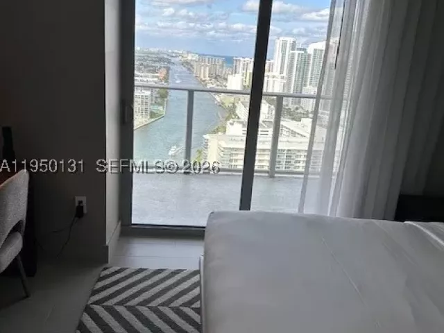 2-bedroom condo for sale in Hollywood - 4010 S Ocean Dr R2702 - MondialRealty