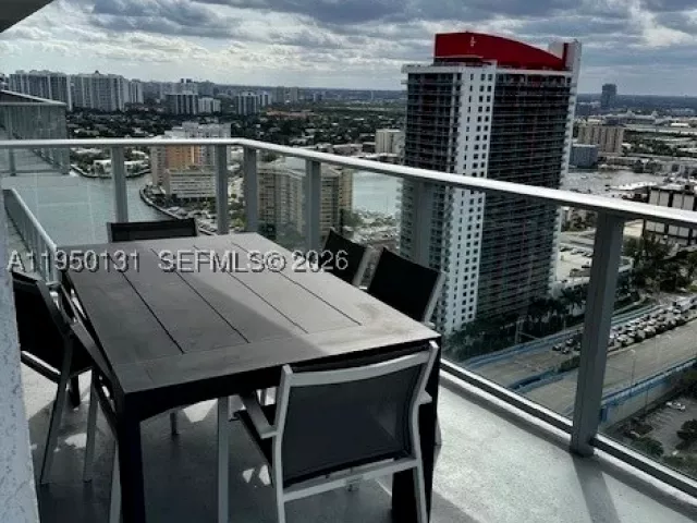 2-bedroom condo for sale in Hollywood - 4010 S Ocean Dr R2702 - MondialRealty