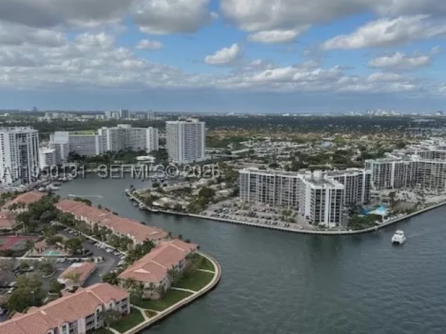 2-bedroom condo for sale in Hollywood - 4010 S Ocean Dr R2702 - MondialRealty
