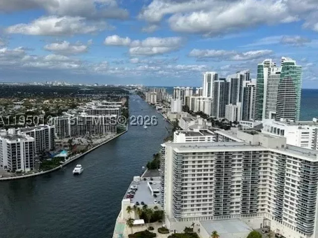 2-bedroom condo for sale in Hollywood - 4010 S Ocean Dr R2702 - MondialRealty