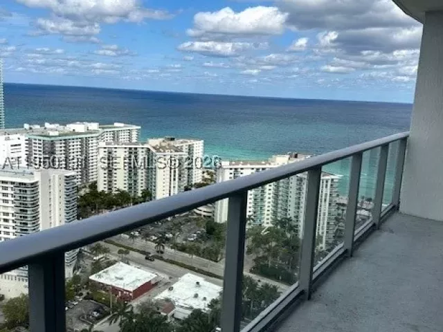 2-bedroom condo for sale in Hollywood - 4010 S Ocean Dr R2702 - MondialRealty