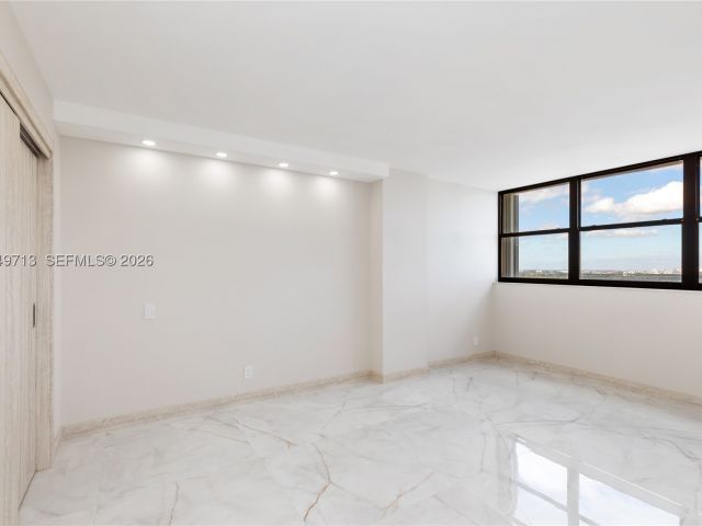2-bedroom condo for rent in Hollywood - 2401 S Ocean Dr PH-A4 - MondialRealty