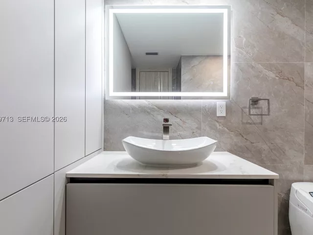 2-bedroom condo for rent in Hollywood - 2401 S Ocean Dr PH-A4 - MondialRealty
