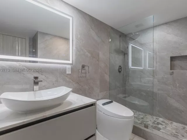 2-bedroom condo for rent in Hollywood - 2401 S Ocean Dr PH-A4 - MondialRealty