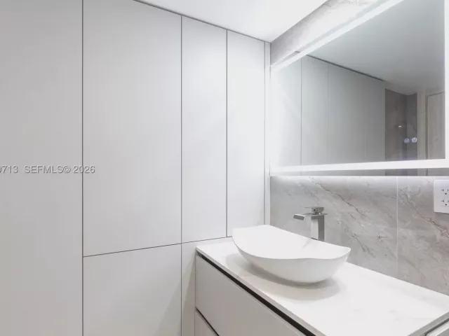 2-bedroom condo for rent in Hollywood - 2401 S Ocean Dr PH-A4 - MondialRealty
