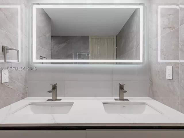 2-bedroom condo for rent in Hollywood - 2401 S Ocean Dr PH-A4 - MondialRealty