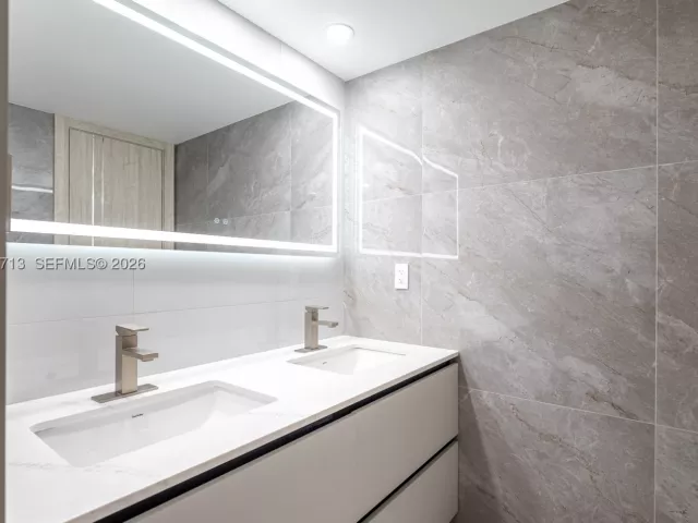 2-bedroom condo for rent in Hollywood - 2401 S Ocean Dr PH-A4 - MondialRealty