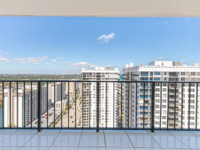 2-bedroom condo for rent in Hollywood - 2401 S Ocean Dr PH-A4 - MondialRealty