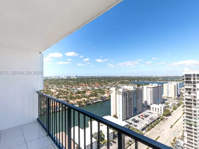 2-bedroom condo for rent in Hollywood - 2401 S Ocean Dr PH-A4 - MondialRealty