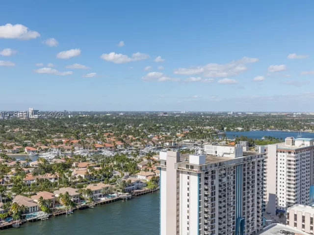2-bedroom condo for rent in Hollywood - 2401 S Ocean Dr PH-A4 - MondialRealty
