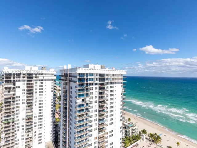 2-bedroom condo for rent in Hollywood - 2401 S Ocean Dr PH-A4 - MondialRealty