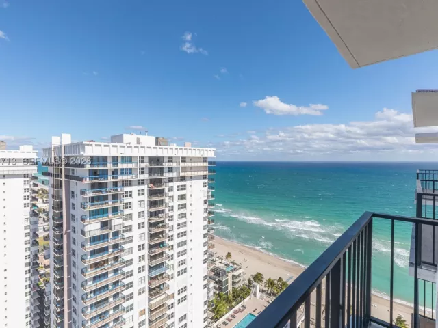 2-bedroom condo for rent in Hollywood - 2401 S Ocean Dr PH-A4 - MondialRealty