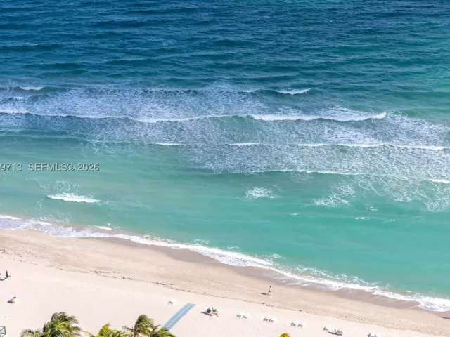 2-bedroom condo for rent in Hollywood - 2401 S Ocean Dr PH-A4 - MondialRealty