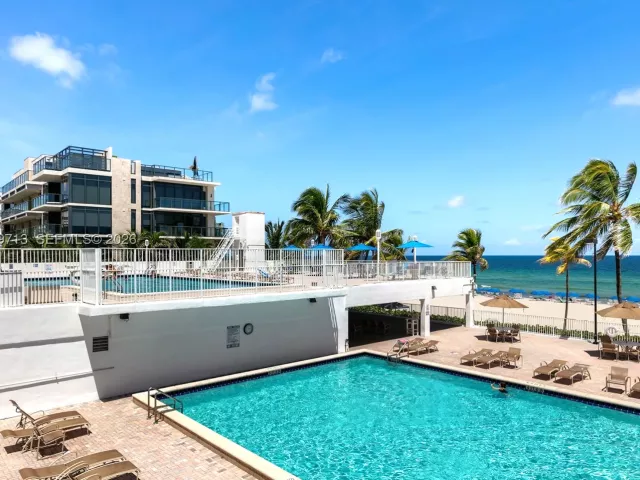 2-bedroom condo for rent in Hollywood - 2401 S Ocean Dr PH-A4 - MondialRealty