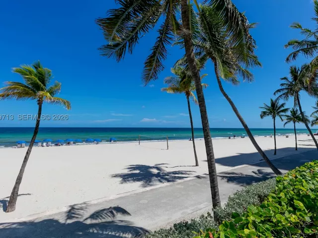 2-bedroom condo for rent in Hollywood - 2401 S Ocean Dr PH-A4 - MondialRealty