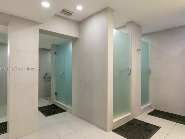 2-bedroom condo for rent in Hollywood - 2401 S Ocean Dr PH-A4 - MondialRealty