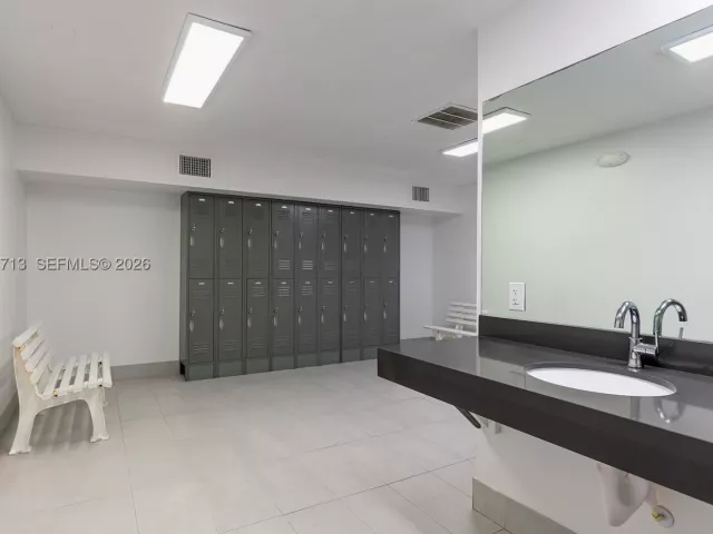 2-bedroom condo for rent in Hollywood - 2401 S Ocean Dr PH-A4 - MondialRealty