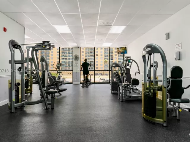 2-bedroom condo for rent in Hollywood - 2401 S Ocean Dr PH-A4 - MondialRealty